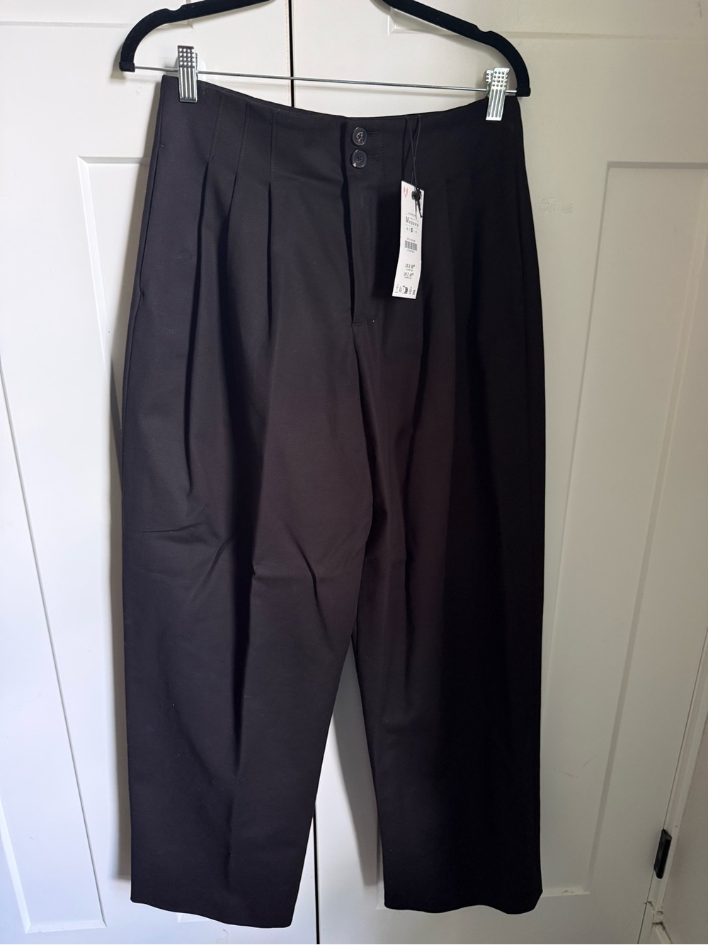 NWT Zara High waist Pleated Wide leg tailored pant in black. Size M.